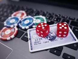 Mobile slots interface on m.qq1221 showing spin button and payline display